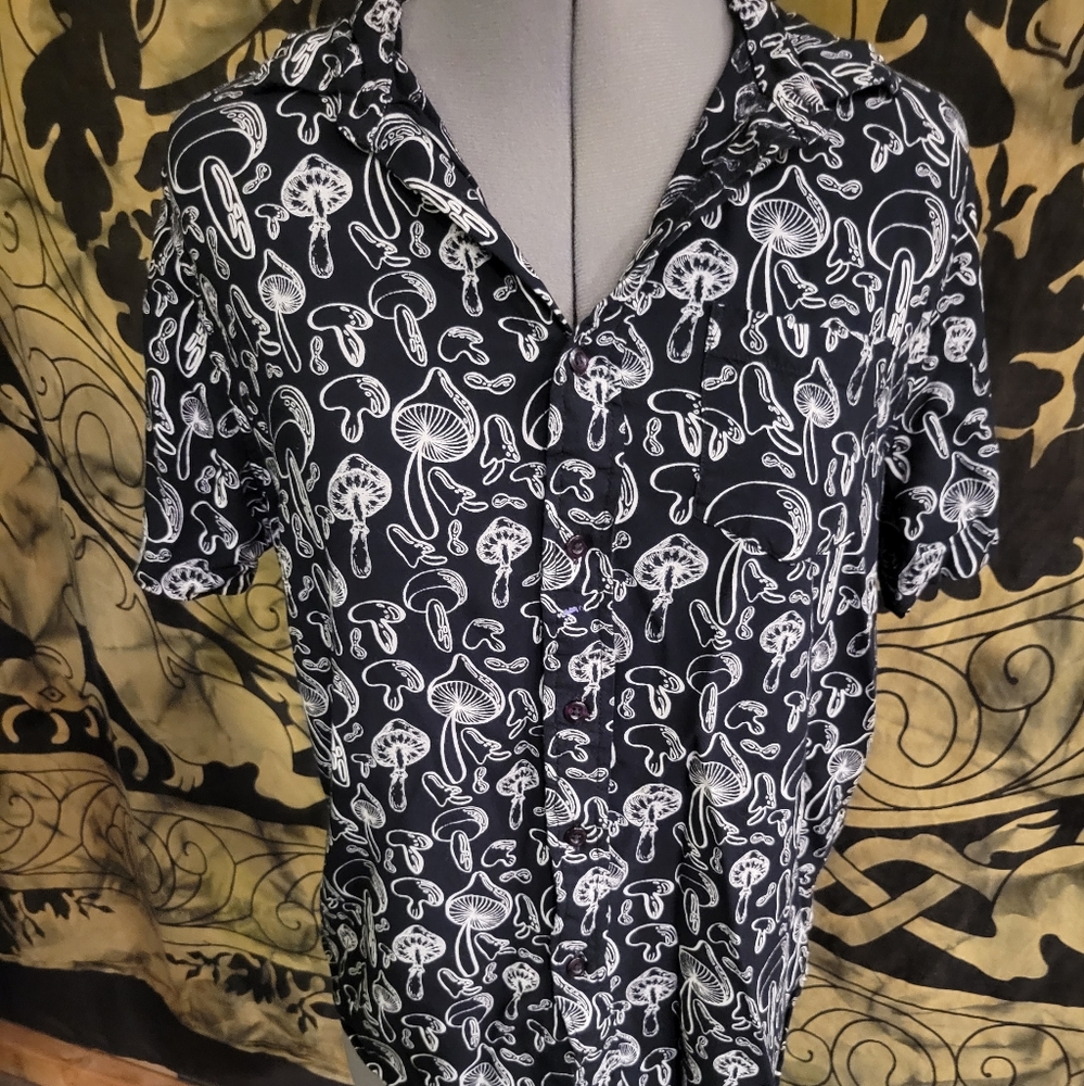Black mushroom button up short sleeve shirt size small